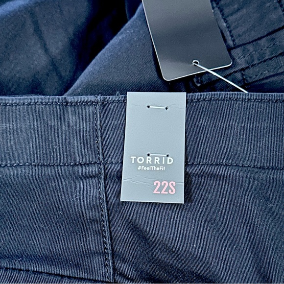 Torrid NWT Comfort Flex Jogger Stretch Twill Black Ankle Zipper Size 22 Short - Picture 12 of 13